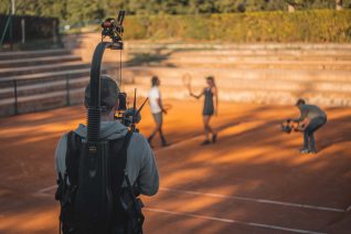 unevi-publicité-tennis-artengo-terre-battue-easy-rig-camera-raquette